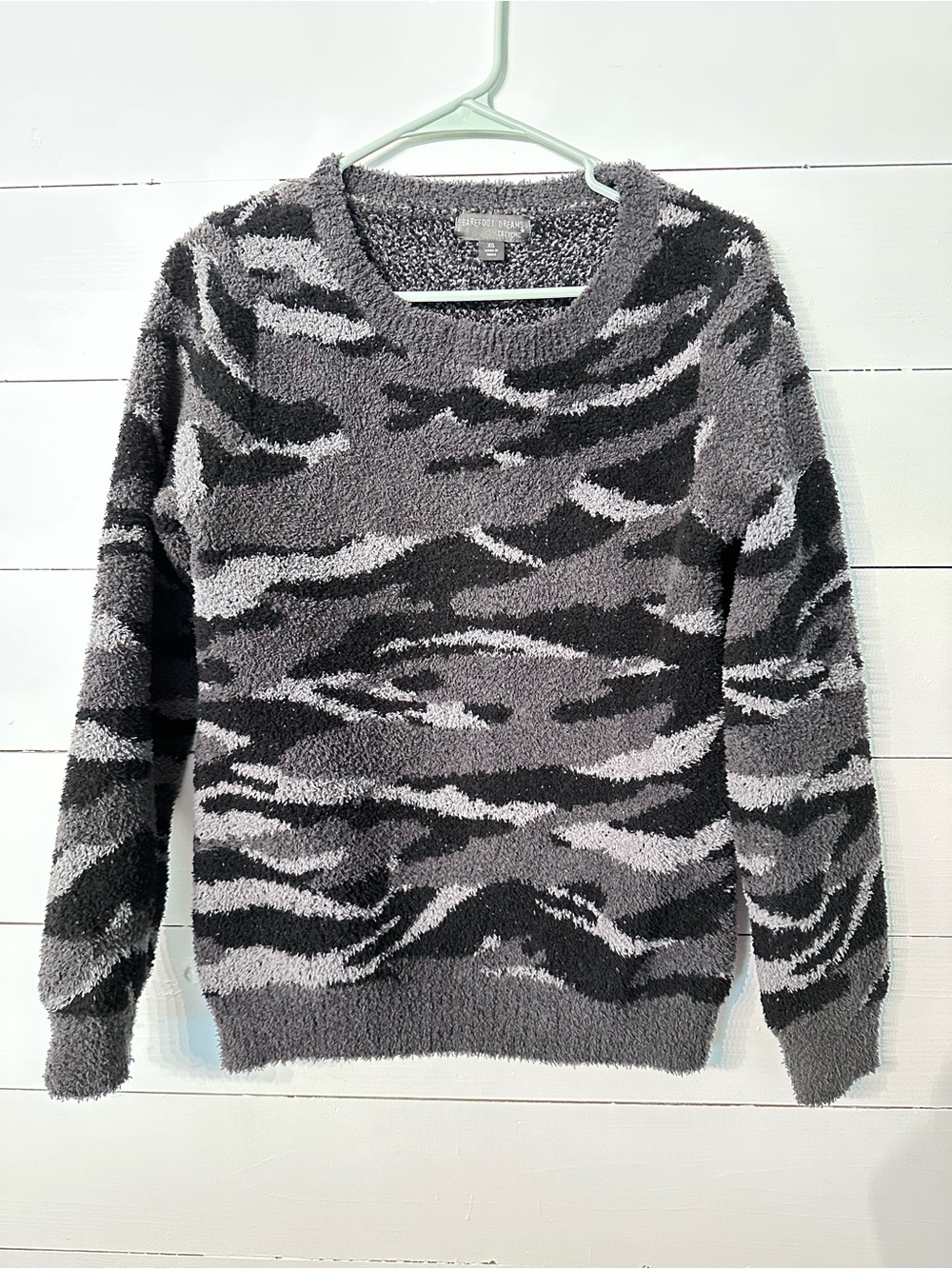 Barefoot Dreams Women's Gray & Black Camo Plush Crewneck